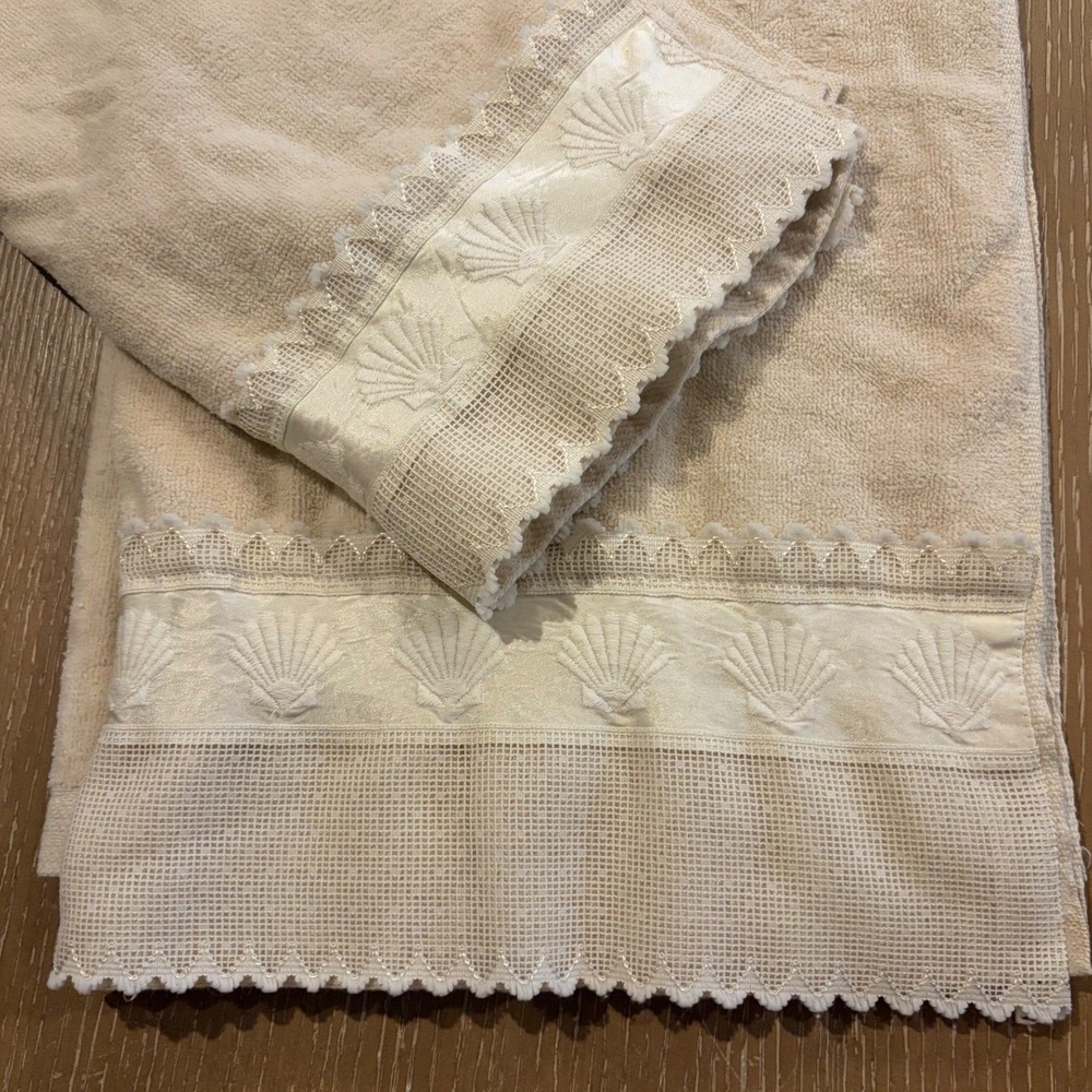 Vintage 2pc Bath & Hand Towel Set Ivory Seashell Lace Coastal Cottage Decor
